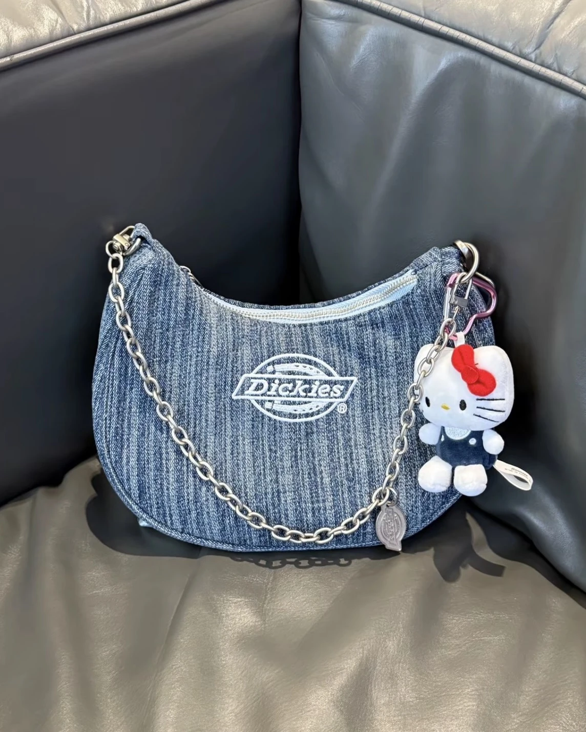 Dickies 復古牛仔 刺繡 鍊條 月牙包 腋下包 斜跨包(三色可選)