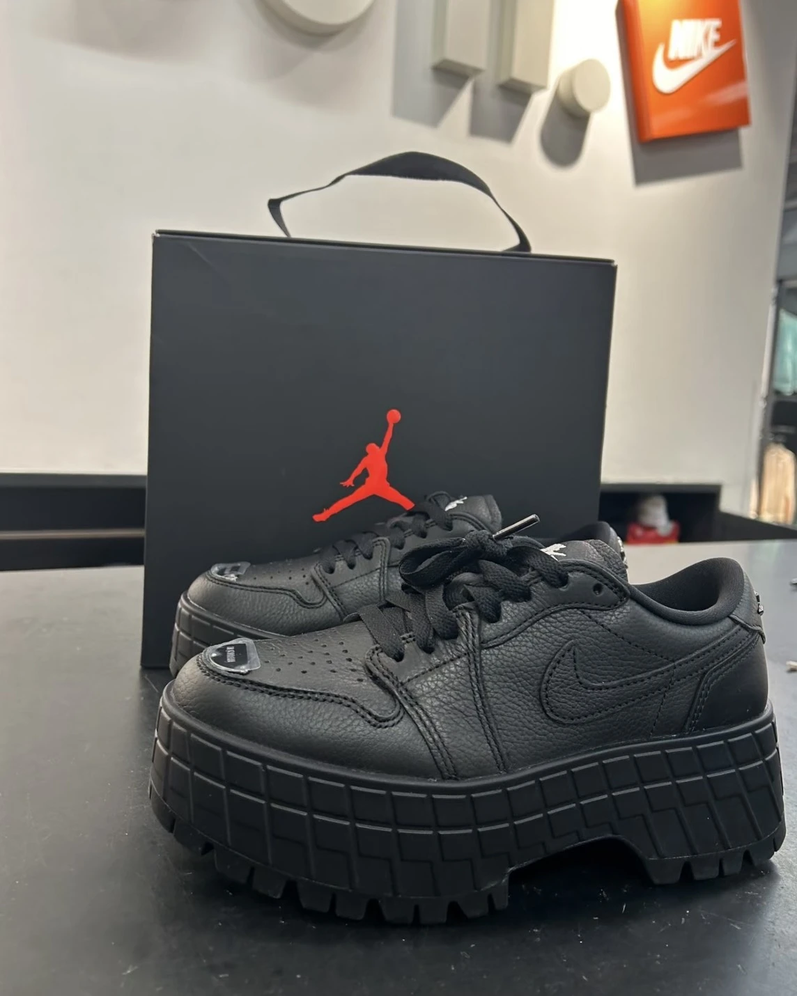 NIKE AIR JORDAN 1 BROOKLYN LOW " Black " 厚底 黑武士 金屬 鐵牌(HF3184-001)
