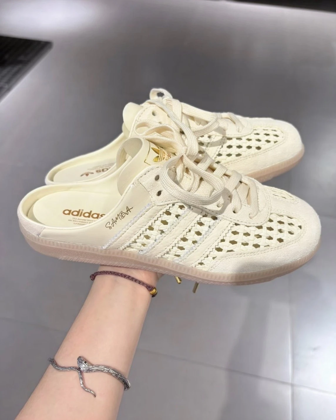 <無預警補貨‼️>ADIDAS SAMBA MULE OG 洞洞鏤空 米色 編織 穆勒鞋 包頭半拖 懶人鞋 KH7719