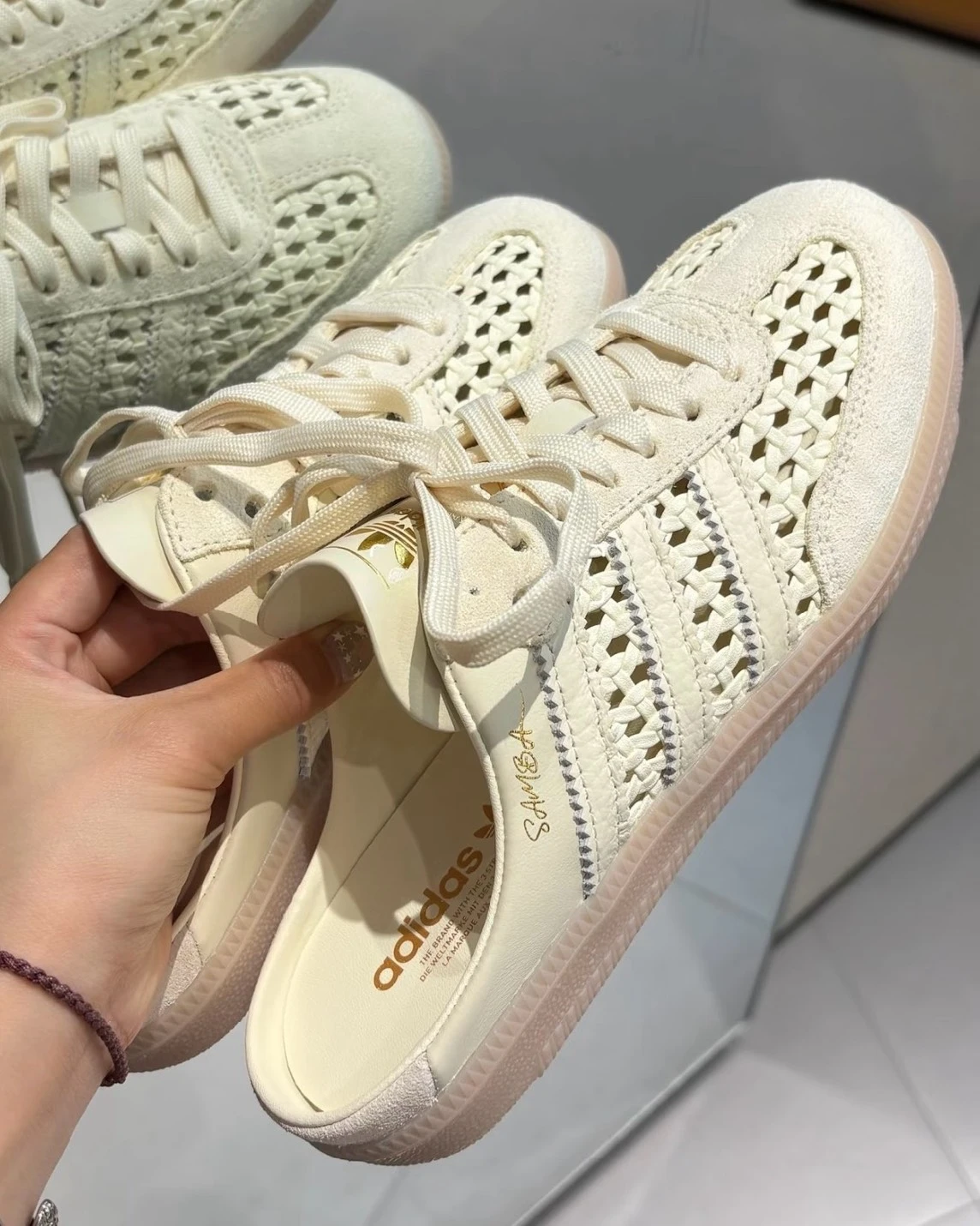 <無預警補貨‼️>ADIDAS SAMBA MULE OG 洞洞鏤空 米色 編織 穆勒鞋 包頭半拖 懶人鞋 KH7719