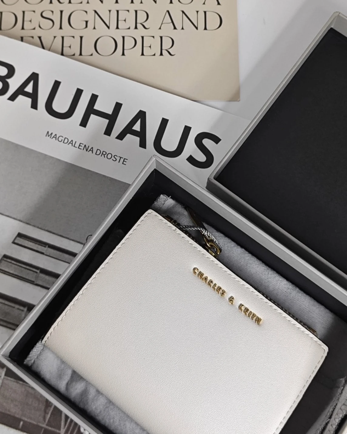 CHARLES & KEITH 小CK 簡約多卡位兩折短夾(兩色可選)