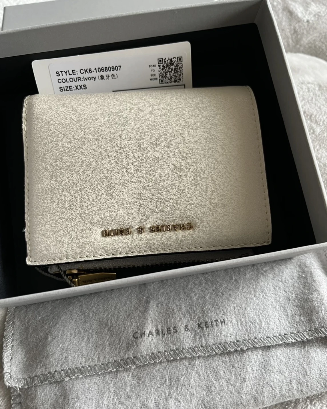 CHARLES & KEITH 小CK 簡約多卡位兩折短夾(兩色可選)