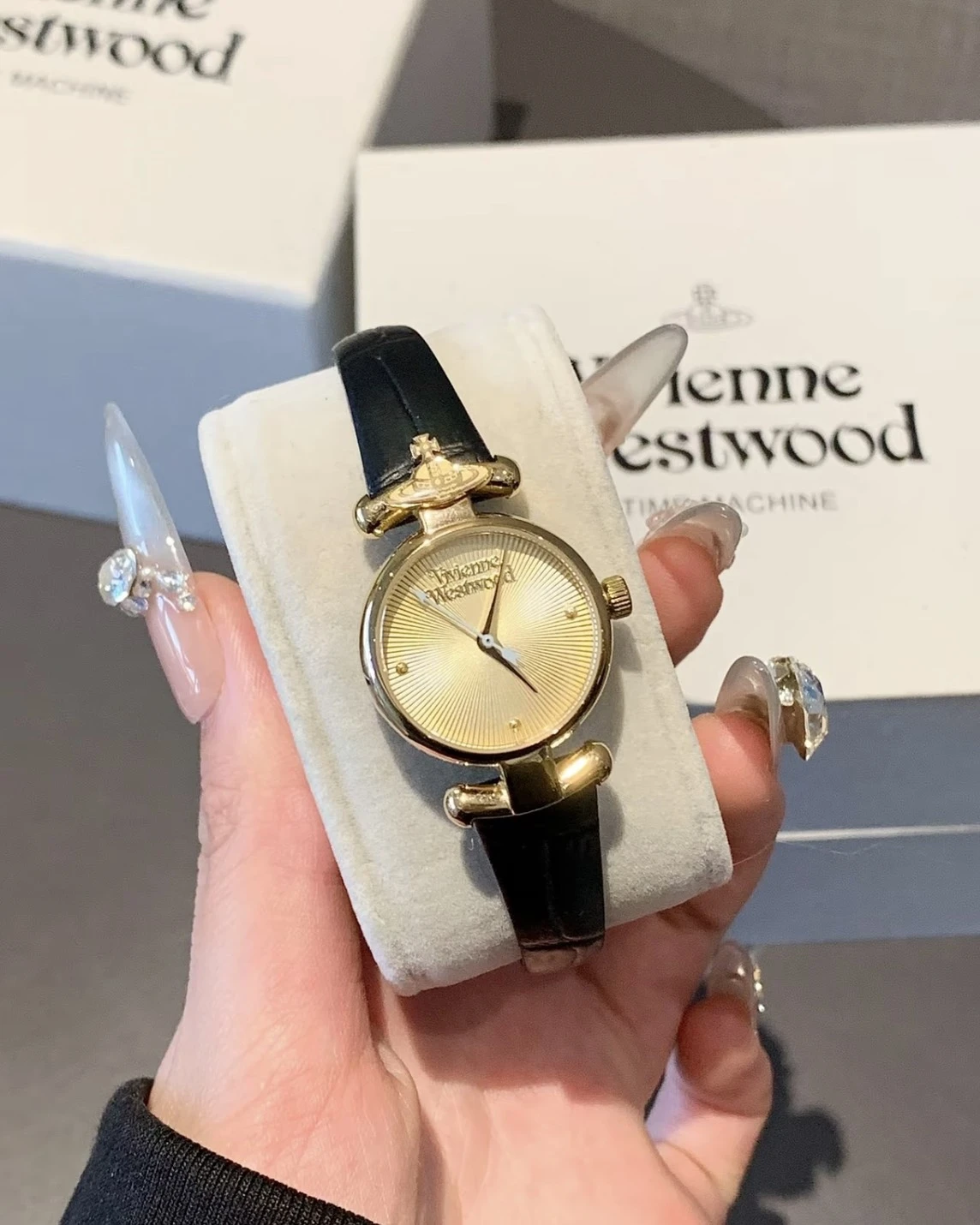 VIVIENNE WESTWOOD 西太后 真皮 荔枝紋 石英機芯 手錶 (兩色可選)