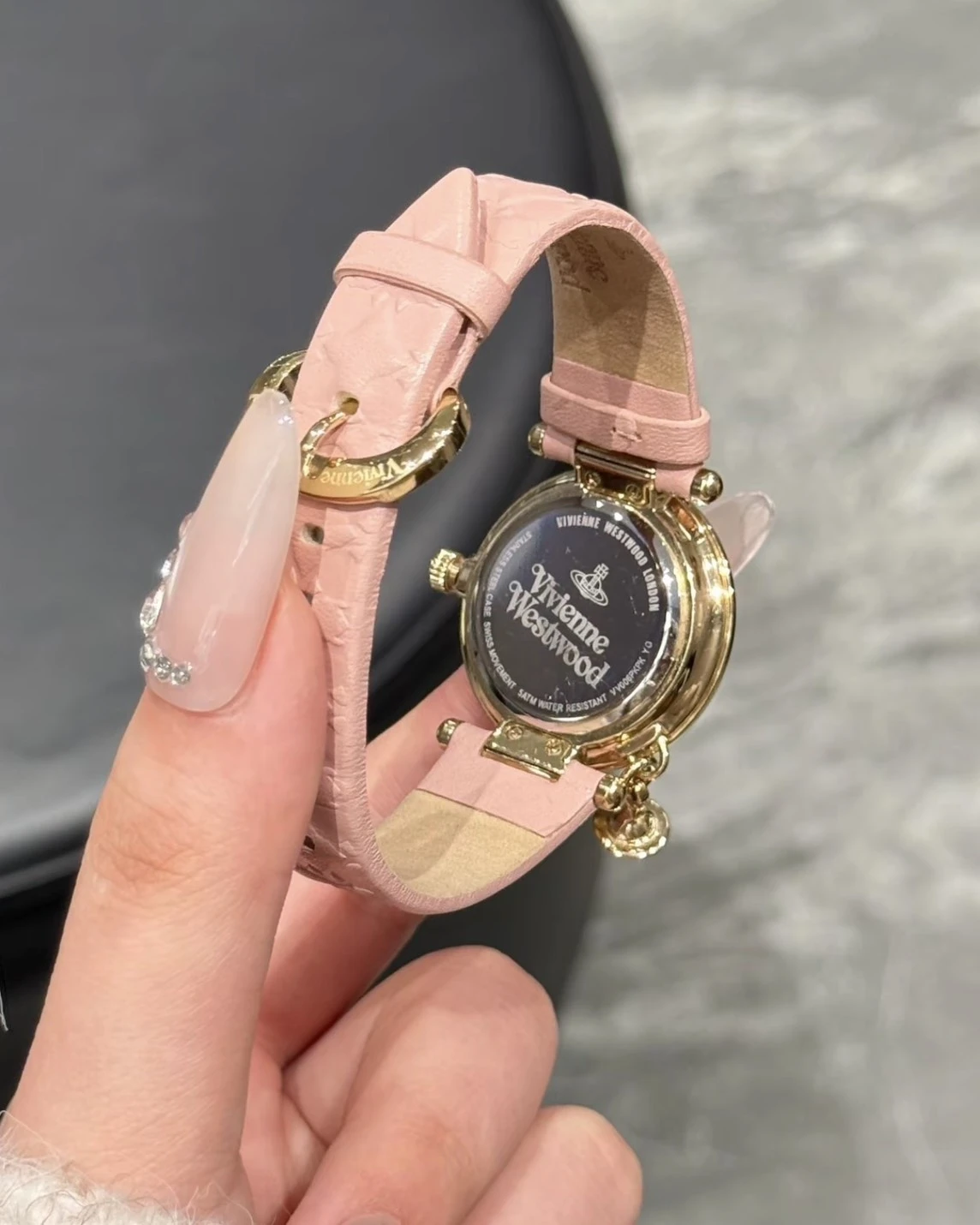 VIVIENNE WESTWOOD 西太后 立體壓紋 皮革錶帶 土星LOGO 石英機芯 手錶(三色可選)