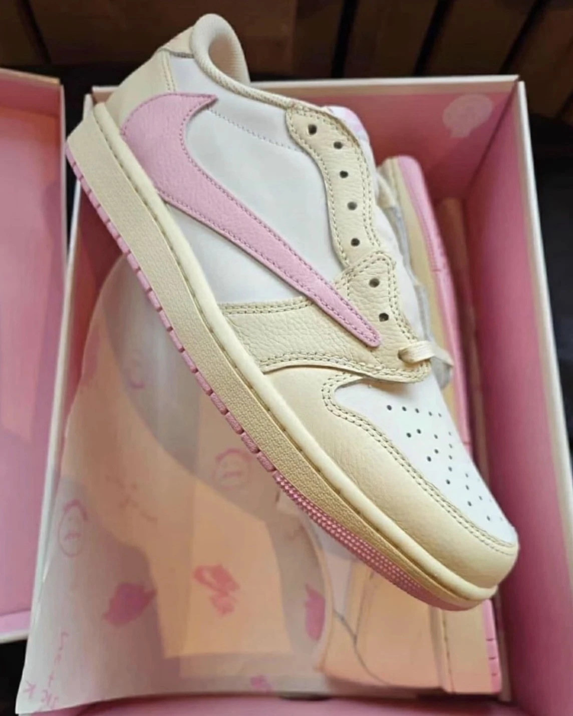 Travis Scott x Air Jordan 1 Retro Low OG "Shy Pink" 草莓牛奶 櫻花粉 奶油白 粉倒鉤(IQ7604-100)