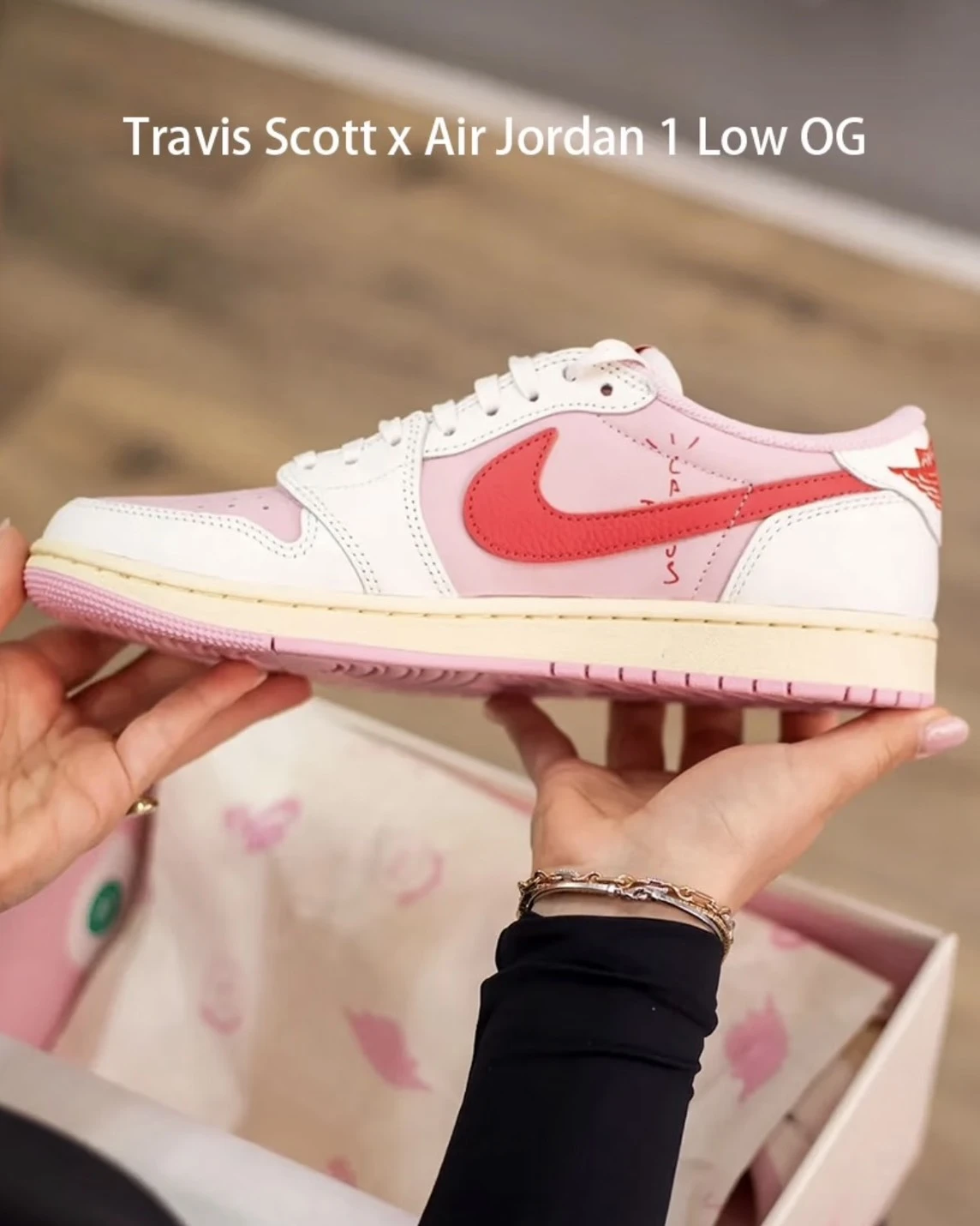 Travis Scott x Air Jordan 1 Retro Low OG "Tropical Pink" 桃粉 紅鉤 粉倒鉤(IQ7604-101)