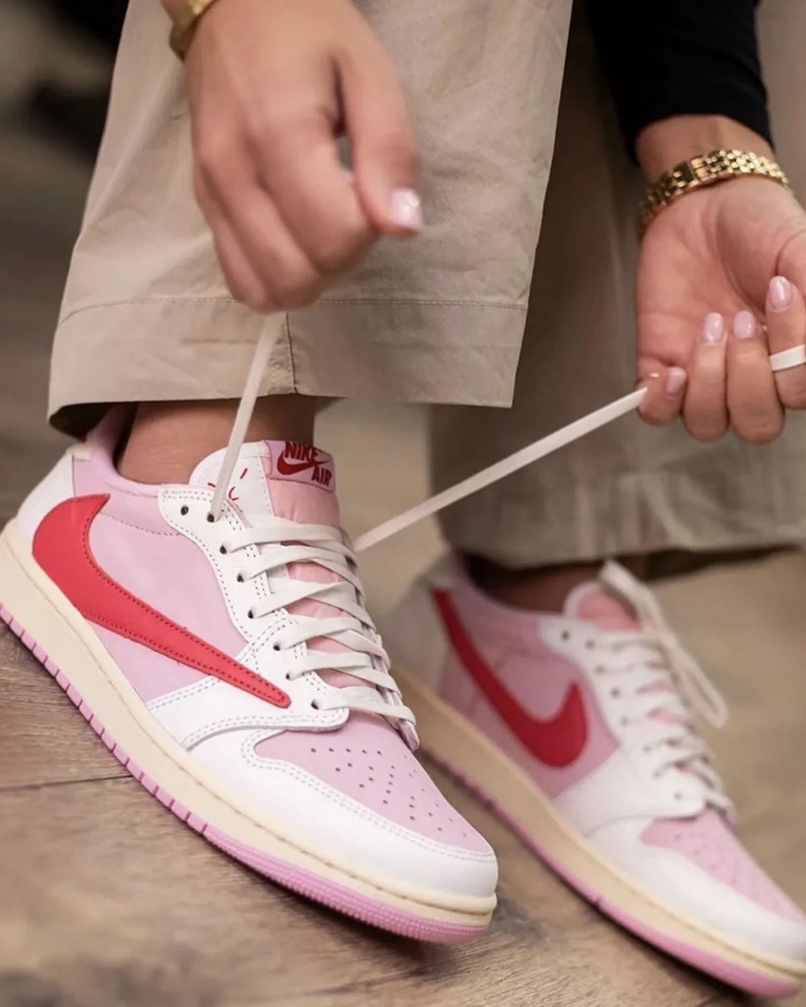 Travis Scott x Air Jordan 1 Retro Low OG "Tropical Pink" 桃粉 紅鉤 粉倒鉤(IQ7604-101)