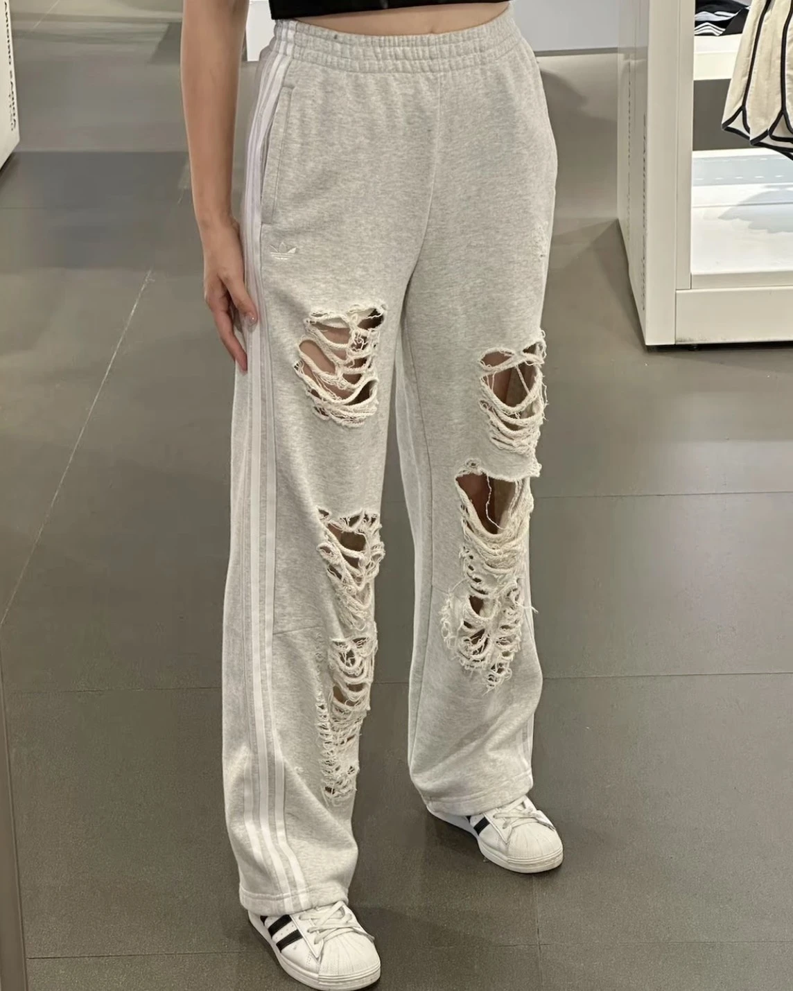 ADIDAS ORIGINALS DISTRESSED 寬鬆 破壞 灰色 三線 棉褲(KC8822)