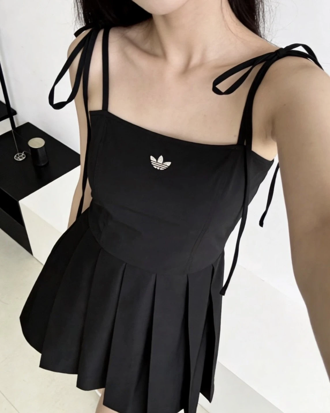 ADIDAS ORIGINALS 蝴蝶結 連身吊帶小黑裙 百褶洋裝 辣妹裙(JW0115)