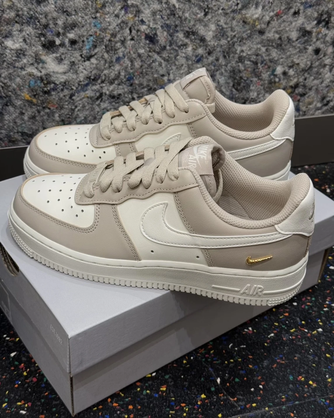 <超級溫柔!>Nike Air Force 1 燕麥奶茶 小金勾 女款(IV5197-200)
