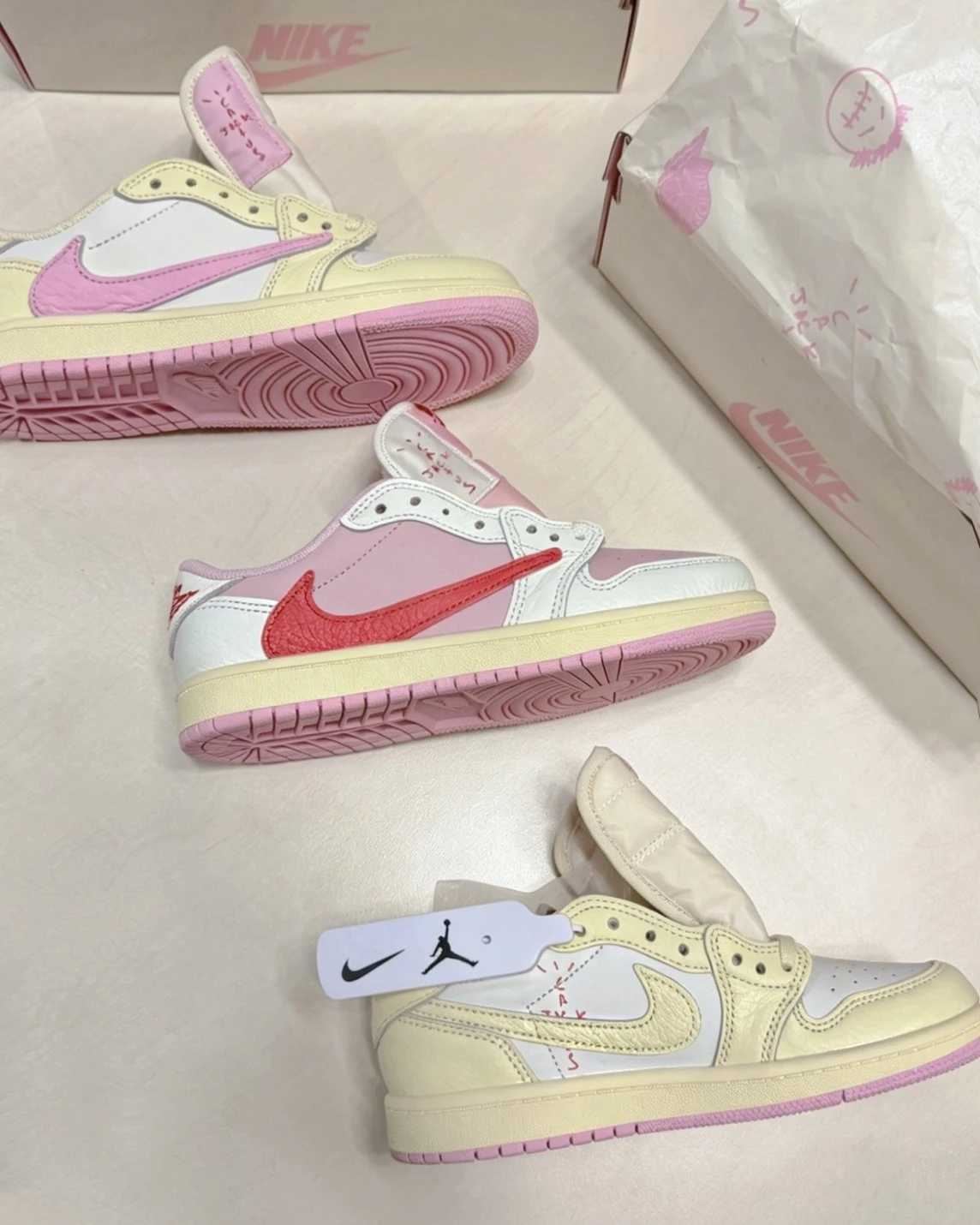 Travis Scott x Air Jordan 1 Retro Low OG 中童 童鞋 粉倒鉤(IQ7605-100/IQ7605-101)