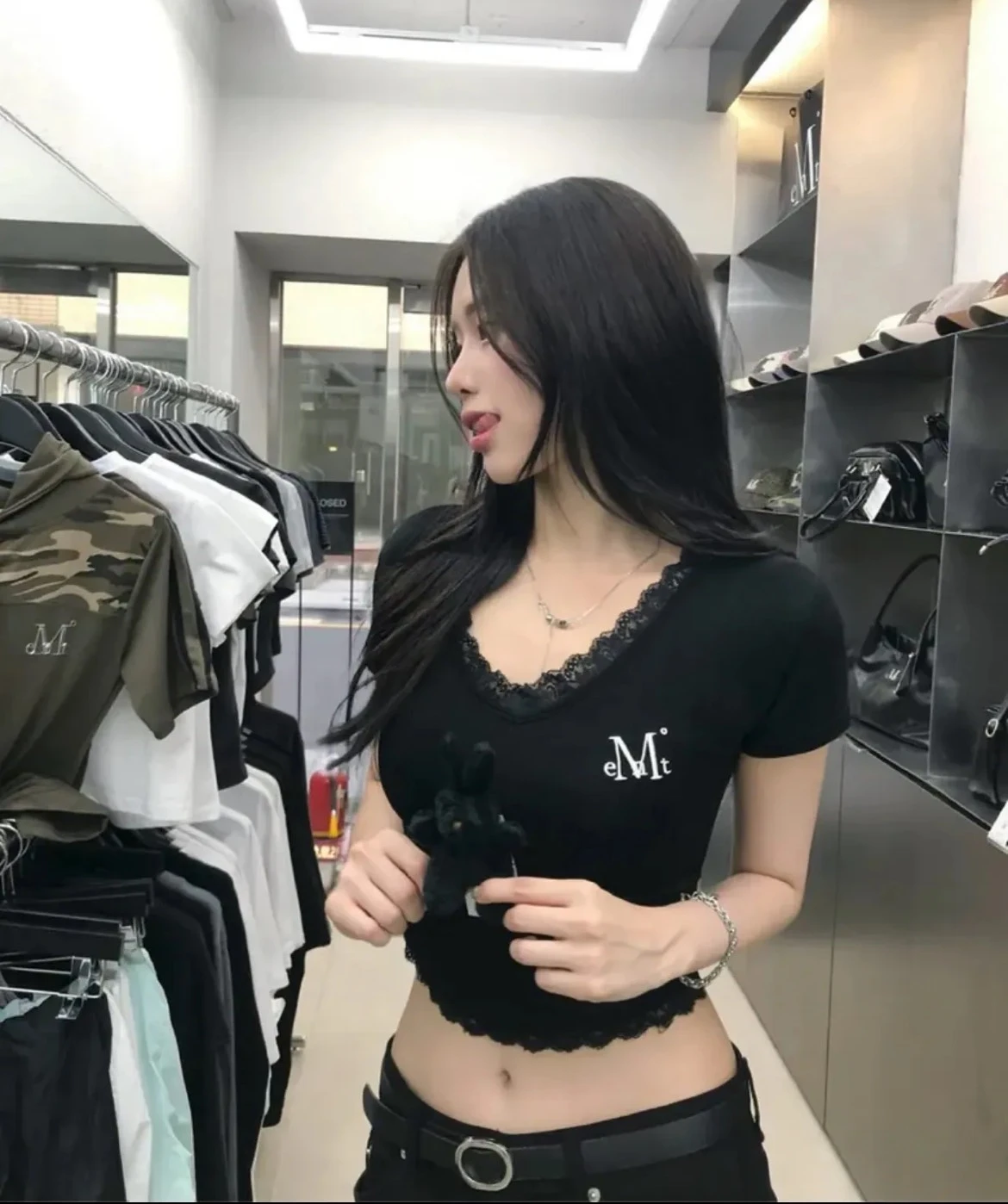 <韓國連線代購>Mucent 蕾絲V領短T 合身 芭蕾風 3色