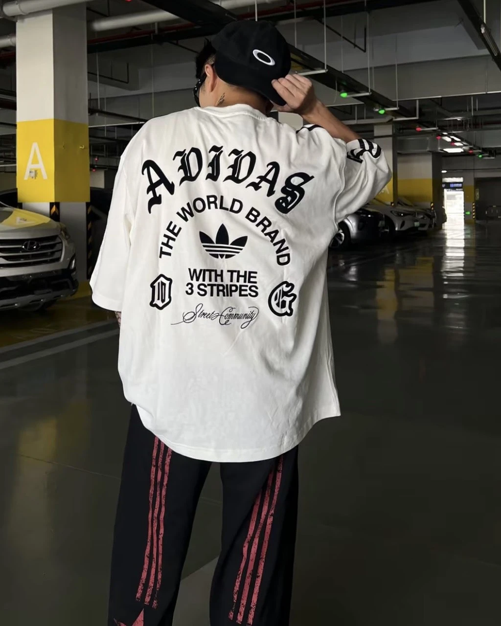 <這帥到沒誰> ADIDAS ORIGINALS 哥德字 草寫 LOGO 短袖 兩色可選(LD3868/LD3867)