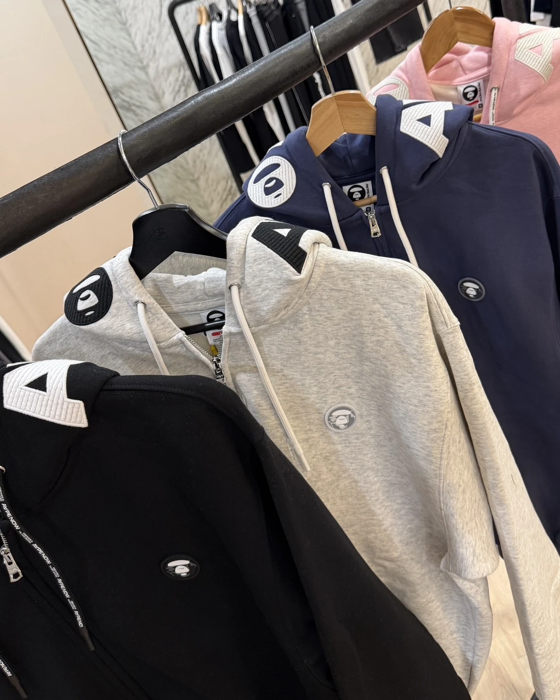 AAPE FW26 經典小標徽章 帽沿刺繡 連帽外套 四色可選 (358XAR)