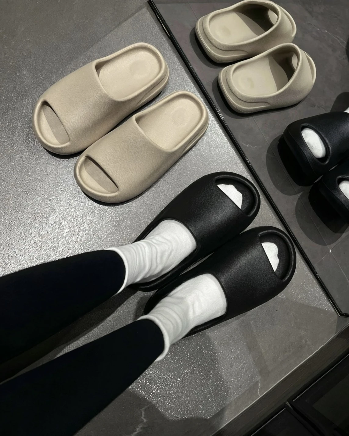 <補到了!!!> YEEZY SLIDE YS-01 椰子 拖鞋 踩屎感 骨白 黑