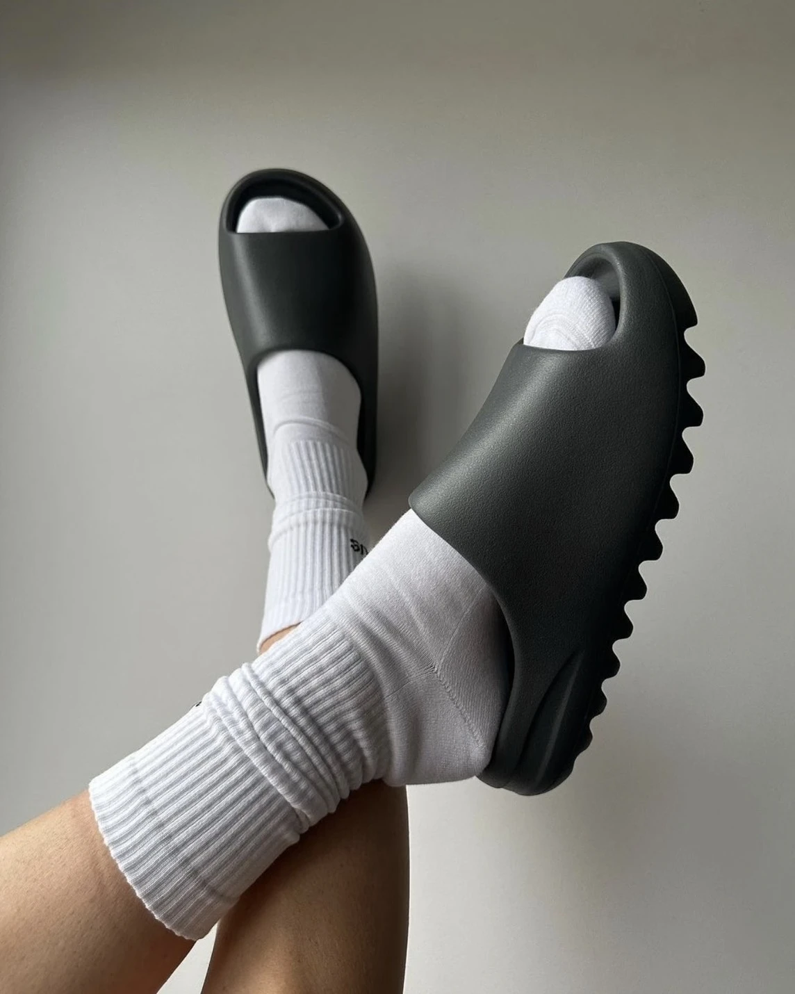 <補到了!!!> YEEZY SLIDE YS-01 椰子 拖鞋 踩屎感 骨白 黑
