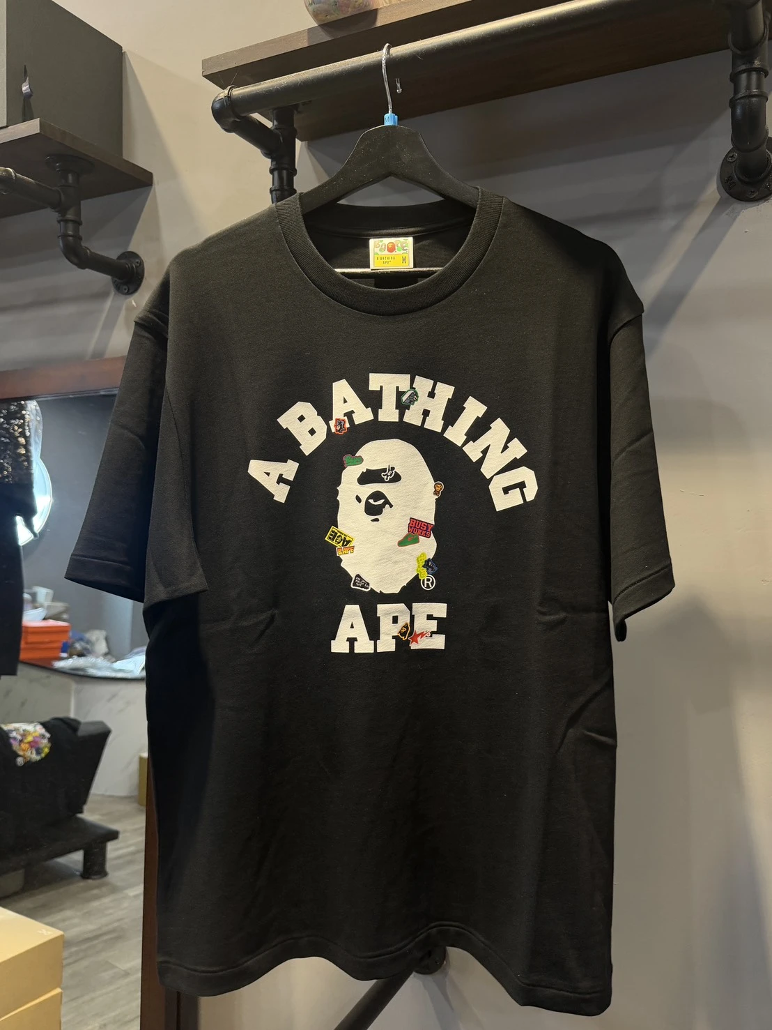 BAPE 小猿人貼紙學院 頭頂圓弧字母 印花短袖