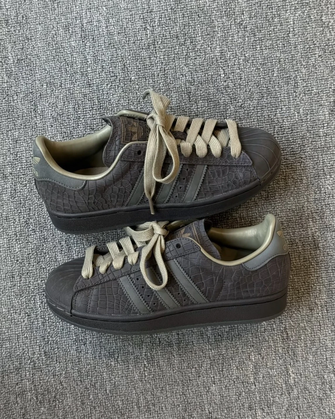 ADIDAS SUPERSTAR 2.0 鱷魚紋 深灰咖 愛迪達貝殼頭(KK4751)