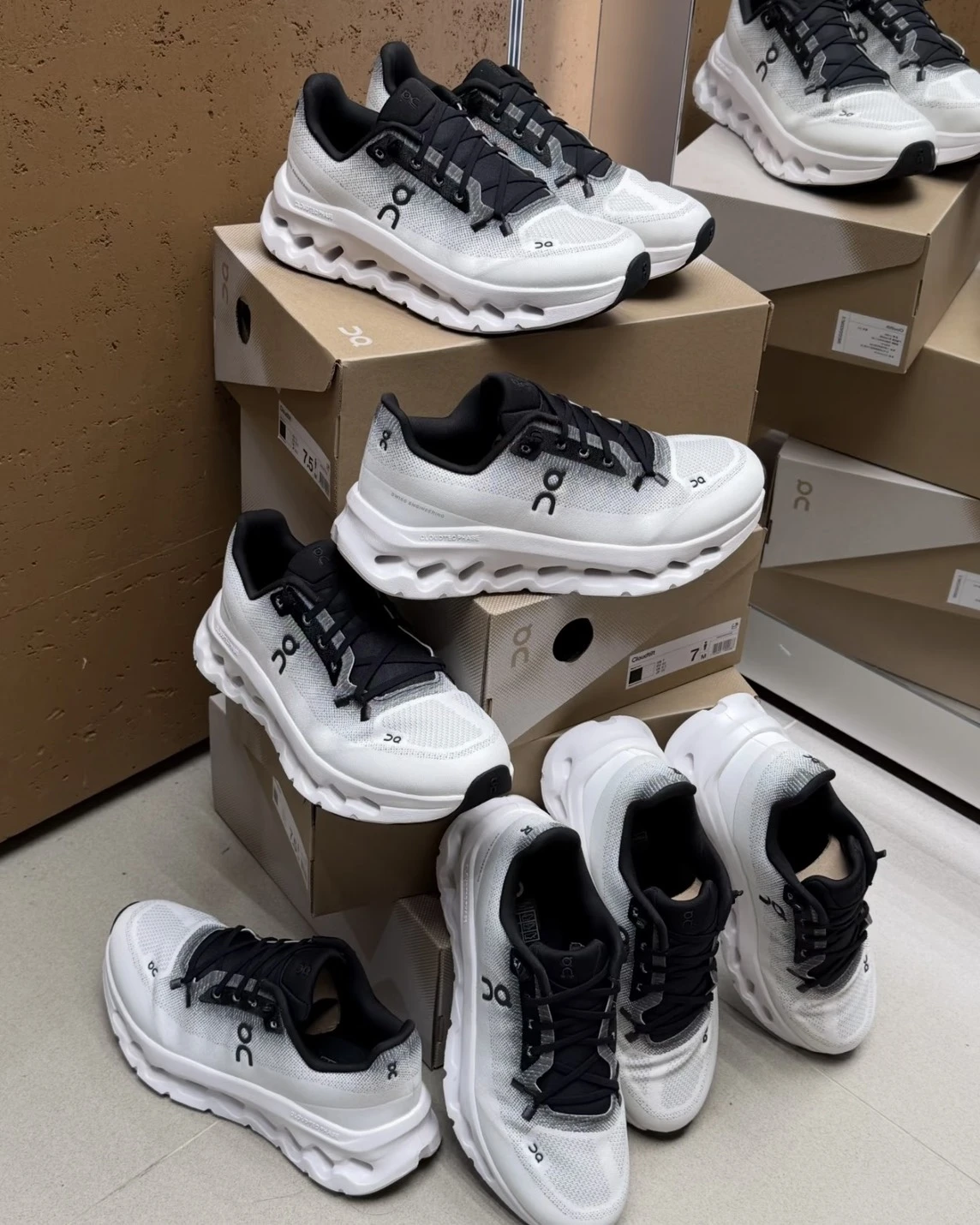 ON 昂跑 Cloudtit 男女款 機能 網面 透氣 跑鞋(兩色可選)