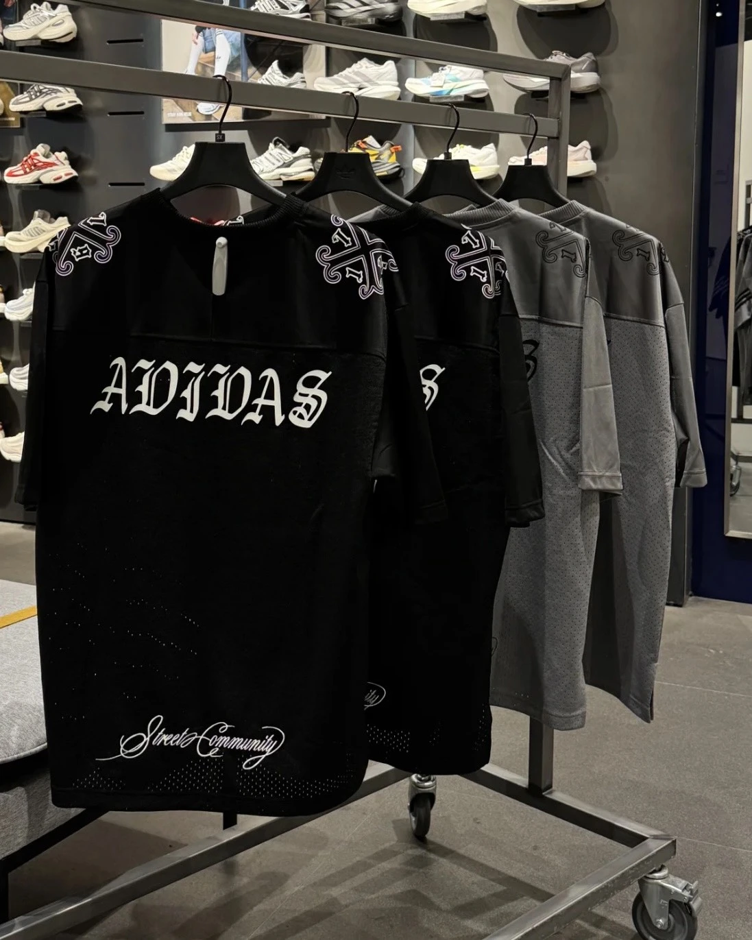 ADIDAS ORIGINALS 歌德字樣LOGO 寬鬆 球衣 黑灰 短袖(LD3865/LD3866)