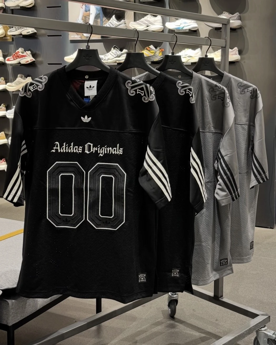 ADIDAS ORIGINALS 歌德字樣LOGO 寬鬆 球衣 黑灰 短袖(LD3865/LD3866)