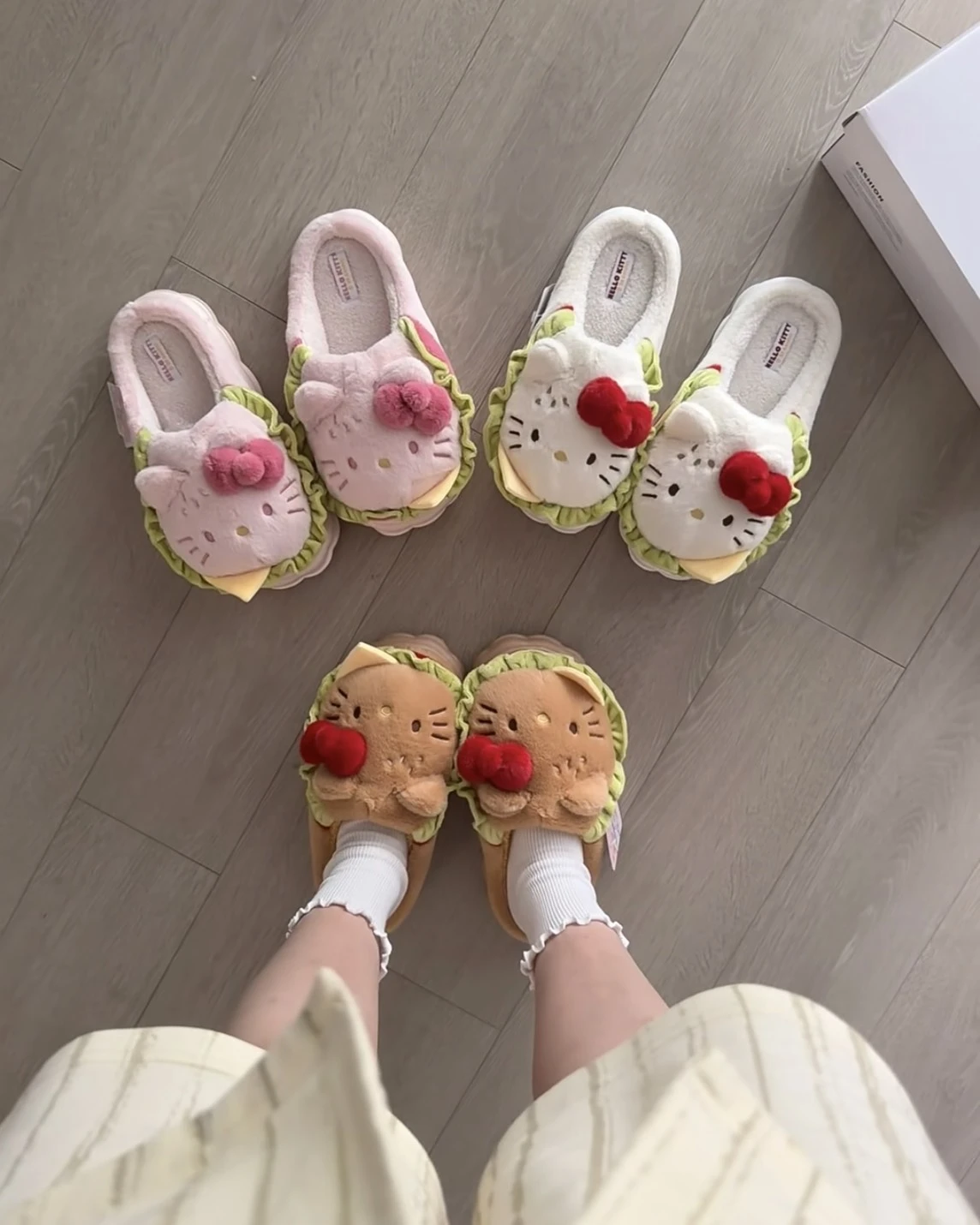 <正版授權>三麗鷗 Sanrio x Hello Kitty 漢堡造型毛絨拖鞋(三款可選)