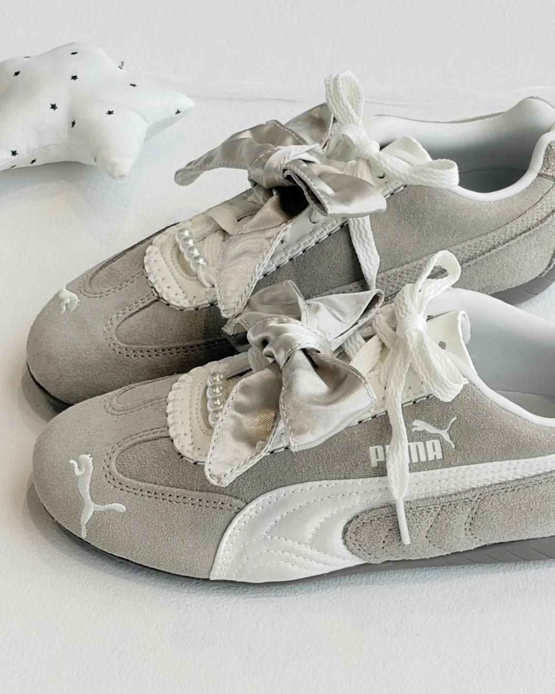 PUMA Speedcat Bloom 珍珠緞帶蝴蝶結 賽車鞋 奶灰(410083-01)