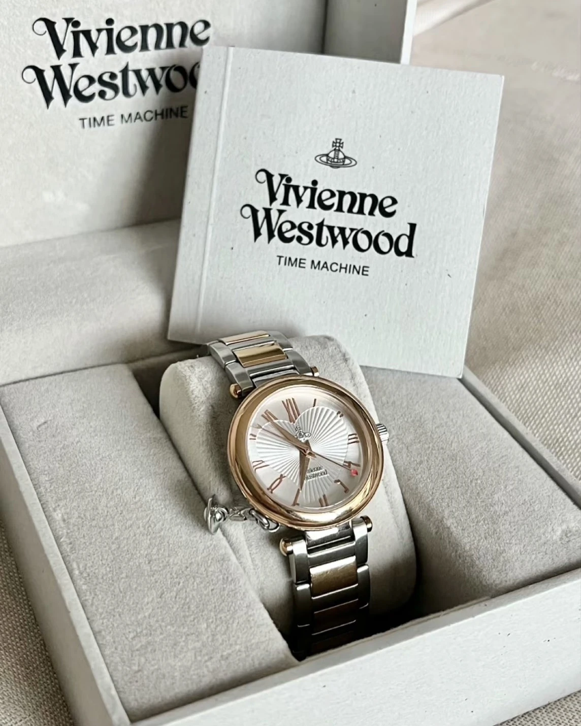 VIVIENNE WESTWOOD 西太后 土星吊墜 鋼錶帶 玫瑰金 銀 石英機芯 手錶