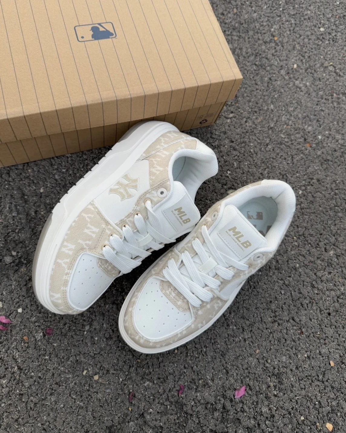MLB Monogram Chunky Liner系列 洋基隊 奶茶色 老爹鞋 學長鞋(3ASXM016N-50CRS)