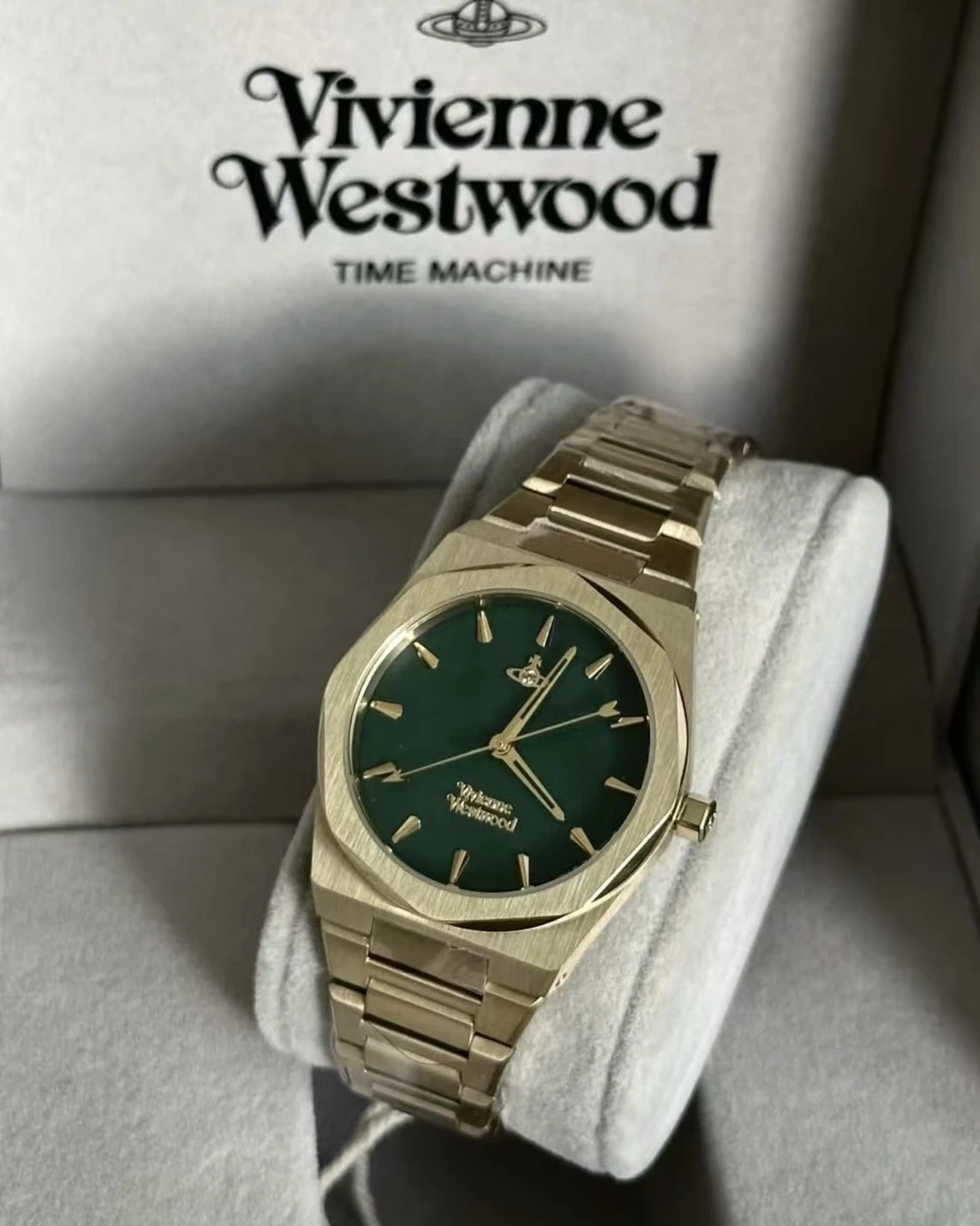 <半價折扣!!?>VIVIENNE WESTWOOD 西太后 石英機芯 復古綠盤面 金錶帶 多邊形 手錶(DWVV244GRGD)
