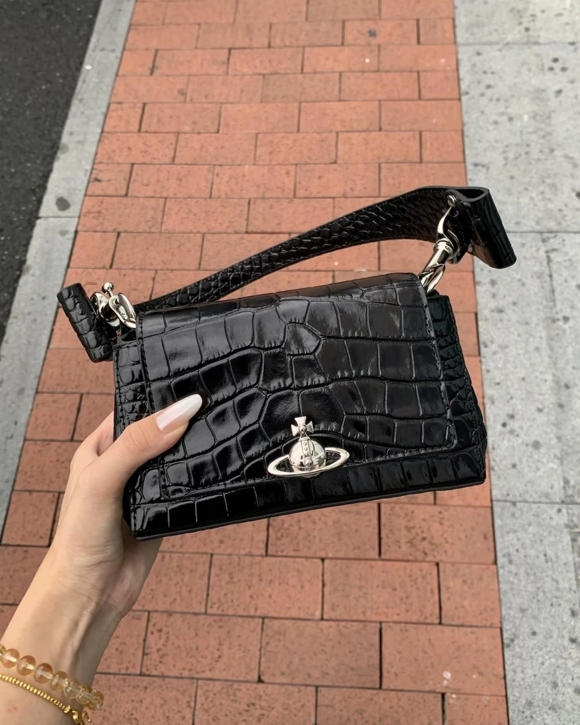 <6折拿下>VIVIENNE WESTWOOD 西太后 HAZEL 2026版 小號 鱷魚紋皮革 單肩 鏈條包(4603000WWL0098N401)