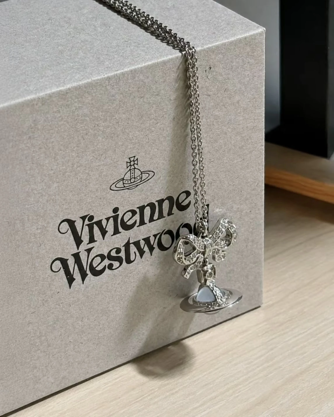 VIVIENNE WESTWOOD西太后 土星蝴蝶結造型吊墜 (兩款可選)