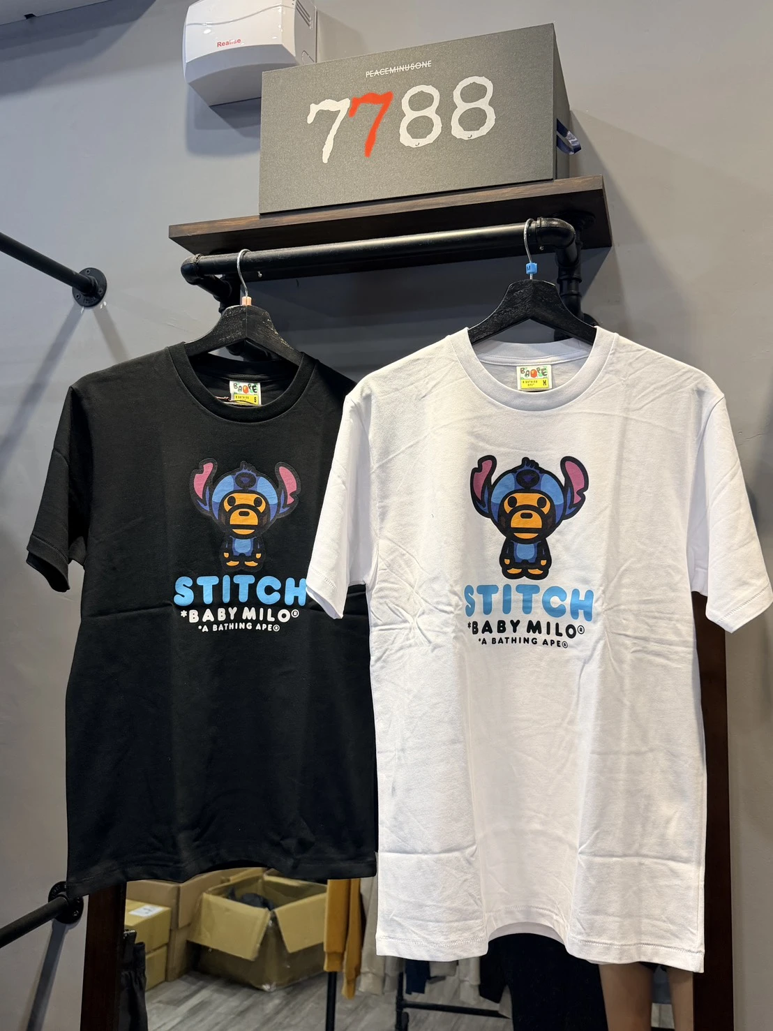 bape x disney 史迪奇 小猴頭上戴史迪奇 短袖 (兩款可選)