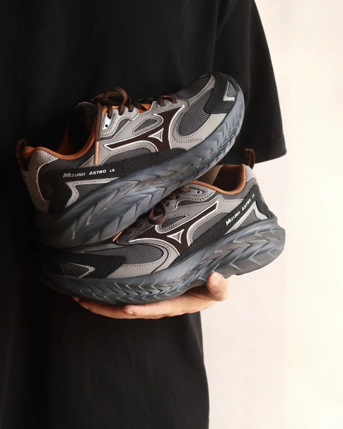 <國外限定> Mizuno ASTRO LS 萬聖節限定款 南瓜泥 厚底 緩震(D1GH252113)