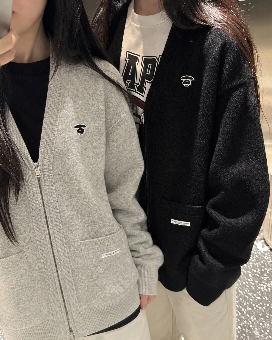 AAPE FW26 針織V領 字母 提花 拉鍊 針織衫 兩色可選(384XXR