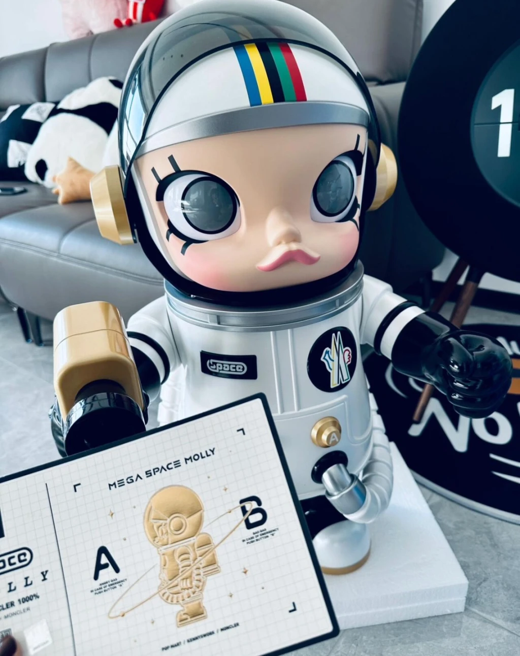 POPMART 泡泡瑪特《MEGA SPACE MOLLY X Moncler 聯名》1000%珍藏