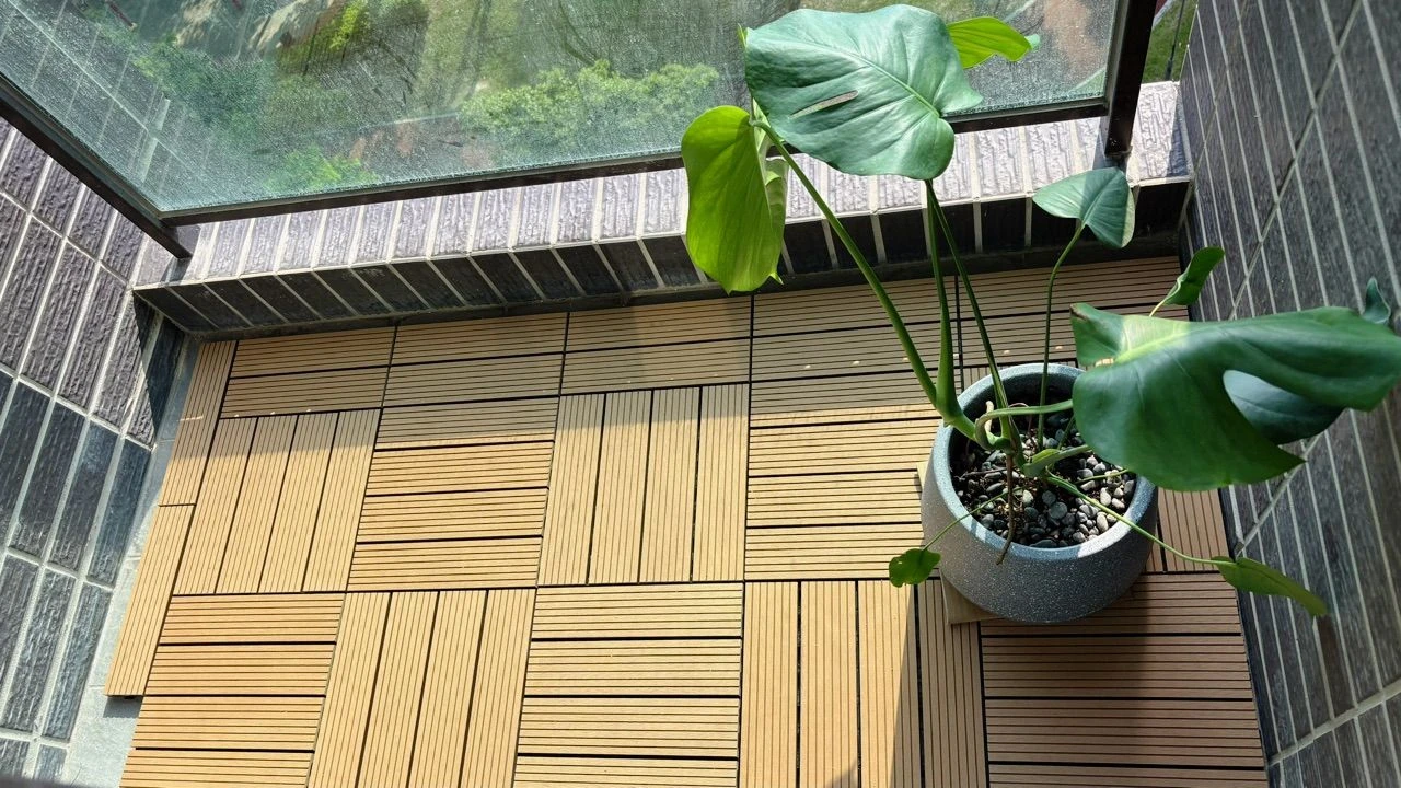 用塑木地板打造陽光灑落的清新陽台，綠意盎然。