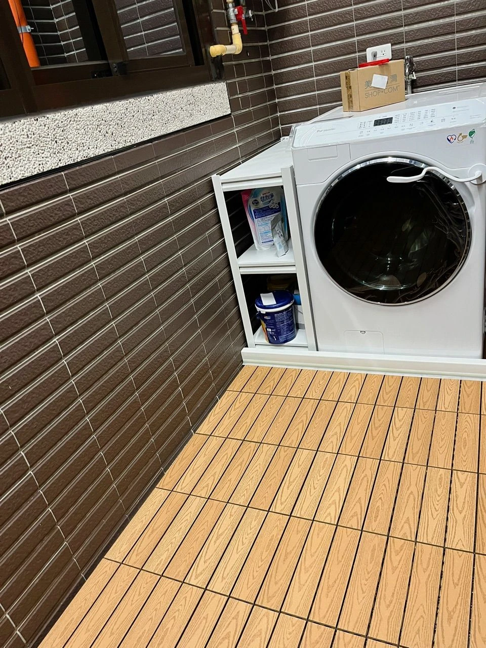 利用WPC拚接塑木地板，快速打造舒適乾淨陽台空間