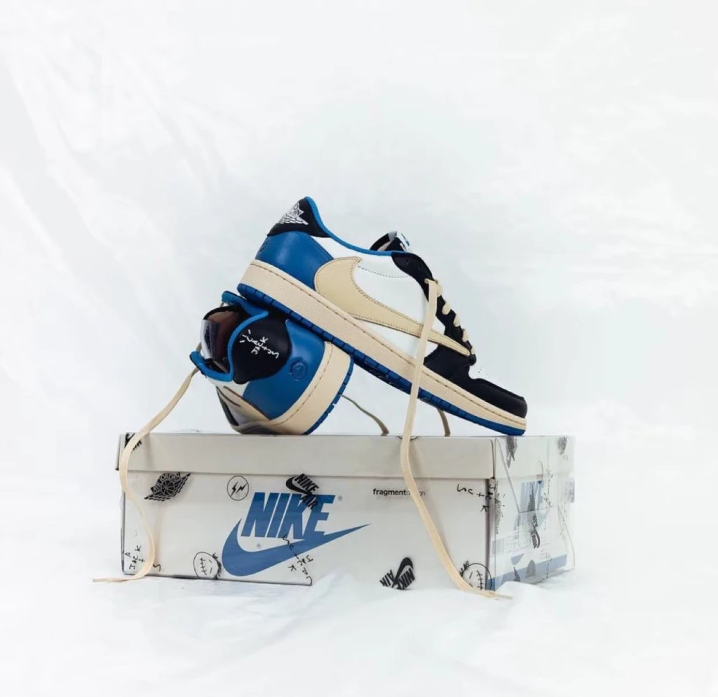 Travis Scott x Fragment Design x Jordan Air Jordan 1 Low 藤原浩藍倒鉤 三方聯名款 （ DM7866-140 )