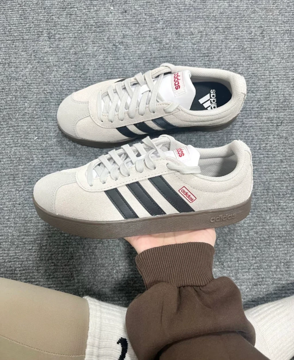 Adidas Court 米灰 （ HQ1802 )