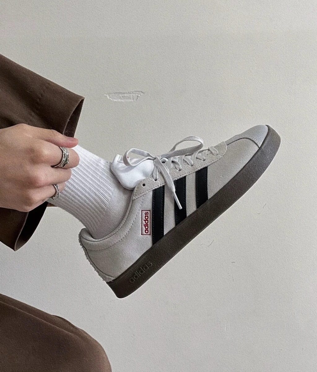 Adidas Court 米灰 （ HQ1802 )
