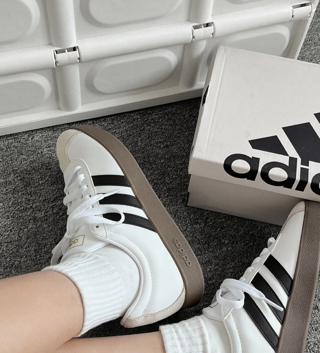 Adidas  Court 白底黑線 金標 （ ID6015 )