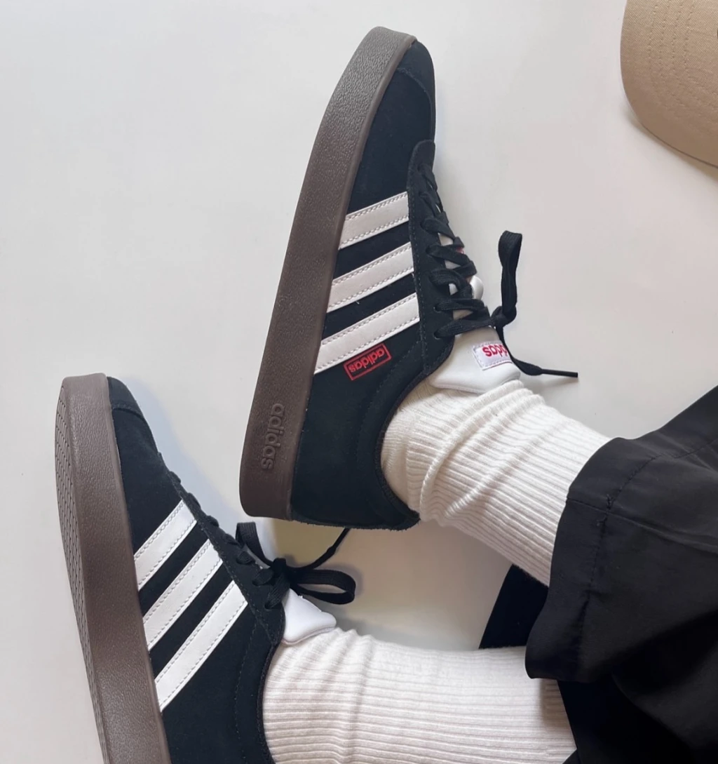 Adidas Court 黑底白線 紅標 （ HQ1801 )