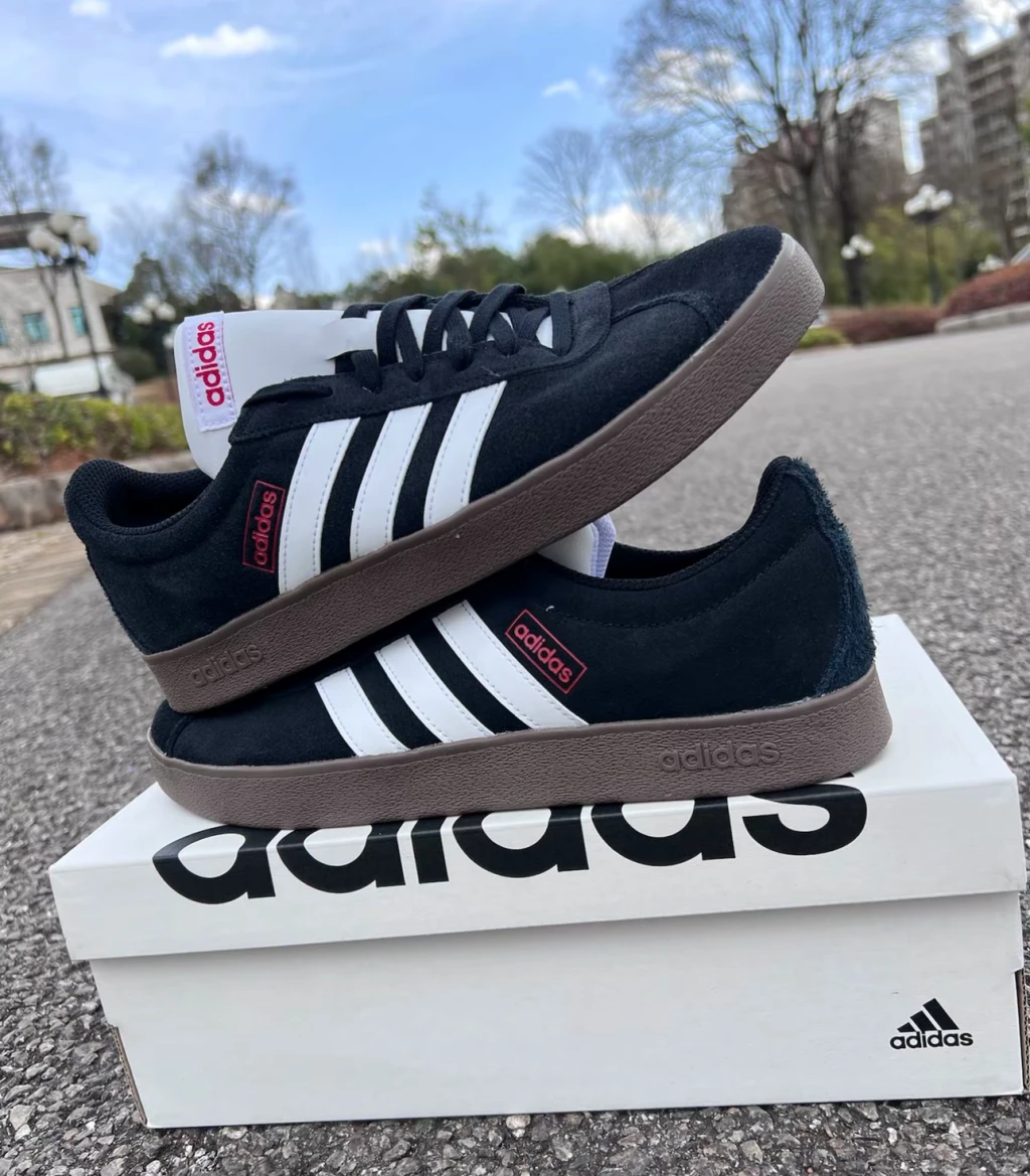 Adidas Court 黑底白線 紅標 （ HQ1801 )