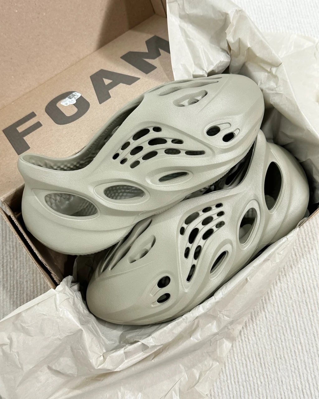 Yeezy Foam Runner Stone Slat 海鹽 （ GV6840 )