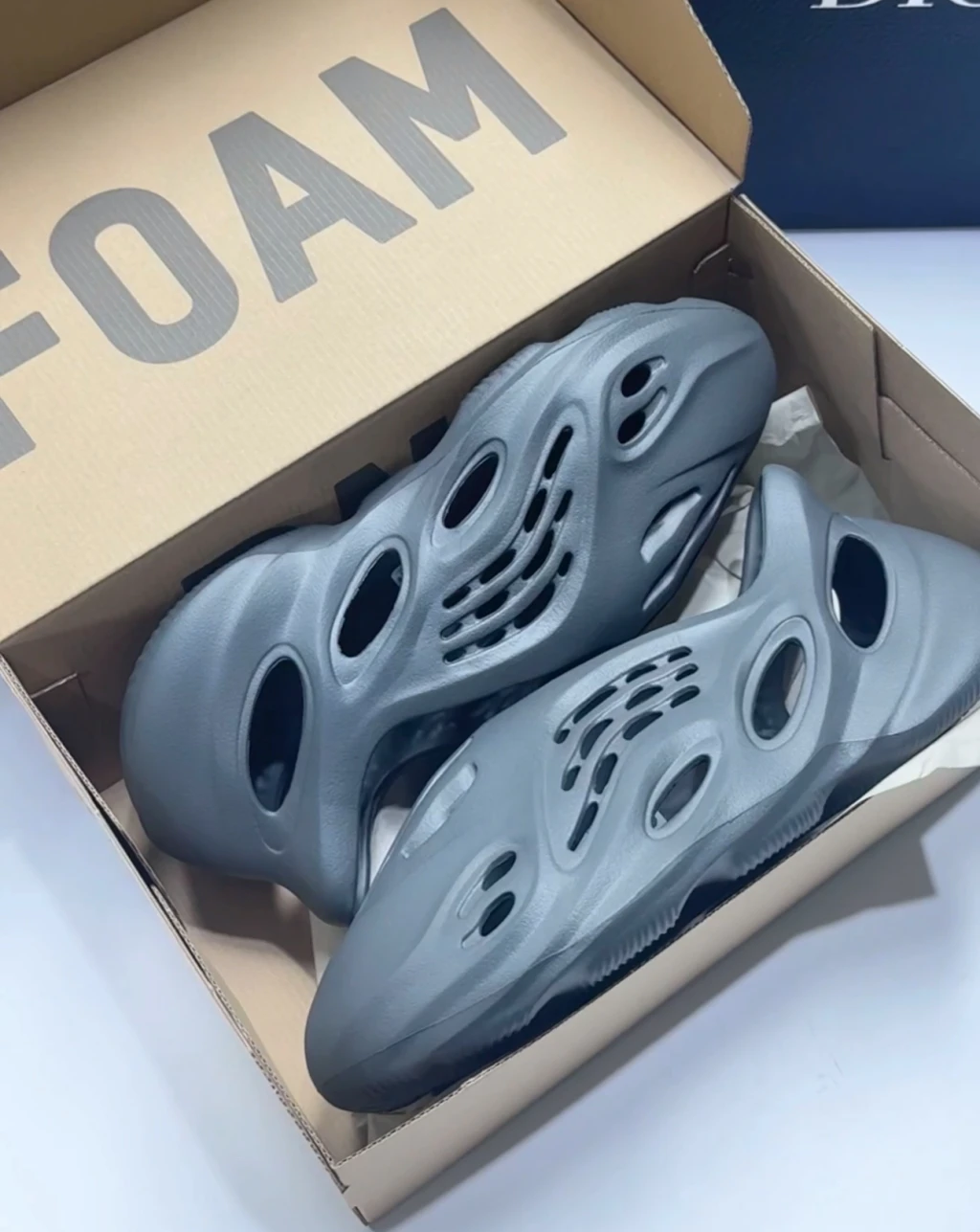 Yeezy Foam Runner Carbon 炭灰 （ IG5349 )