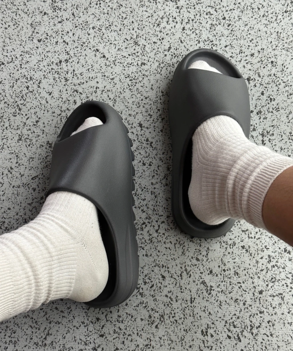 Yeezy Slide Granite 純灰 （ ID4132 )