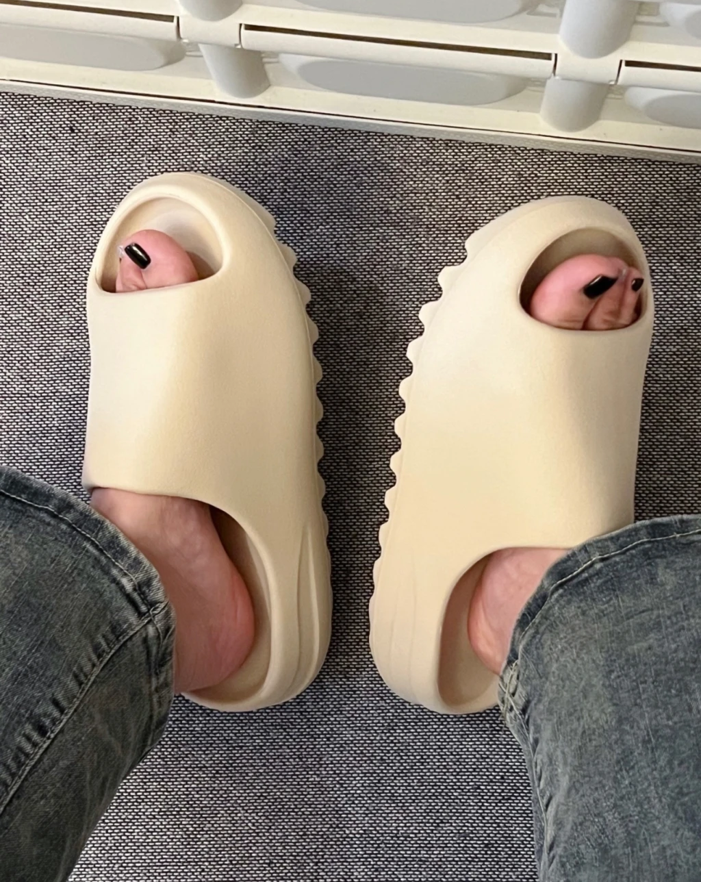 Yeezy Slide Bone 骨白 （ FZ5897 )