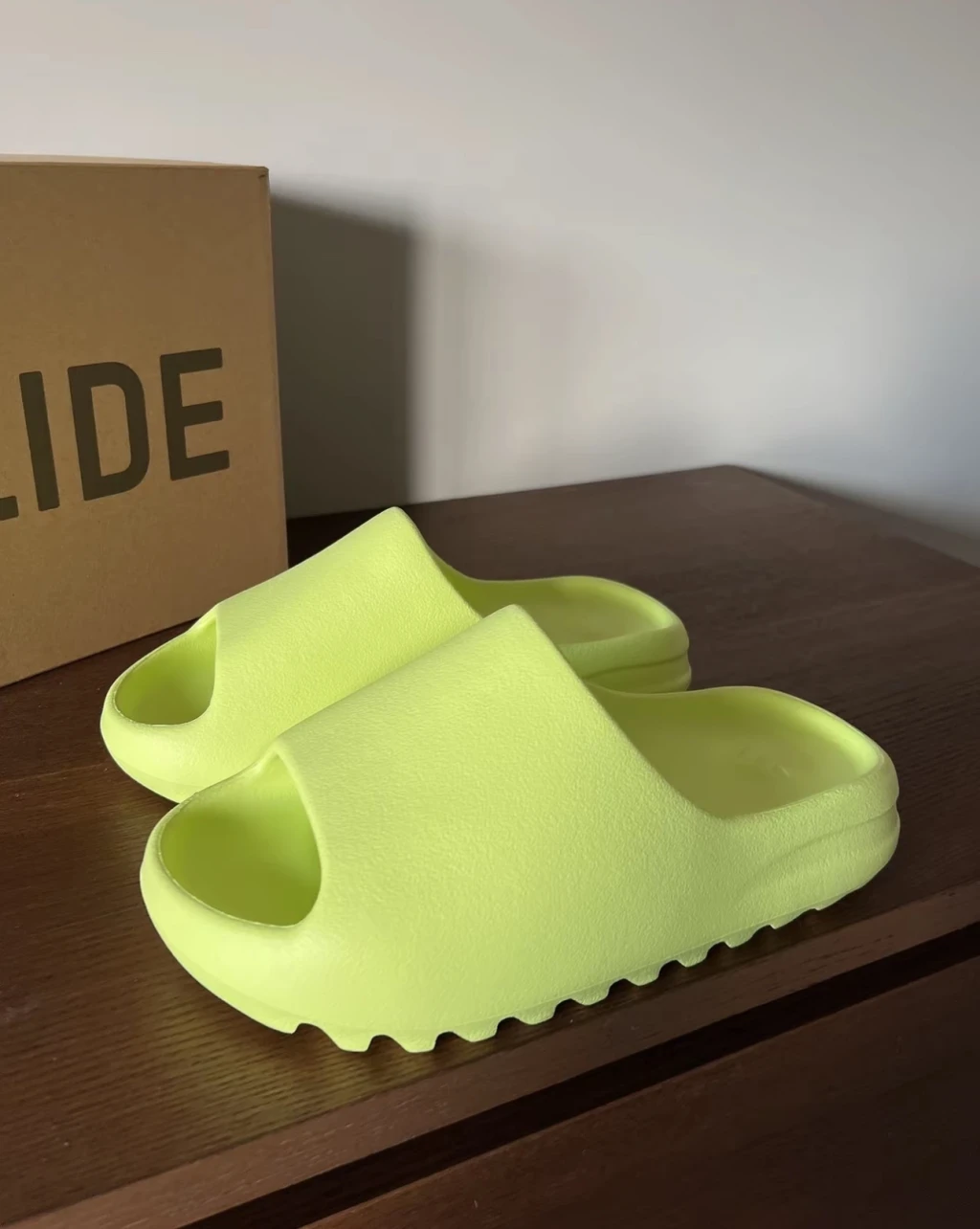 Yeezy Slide 螢光綠 ( HQ6447 )