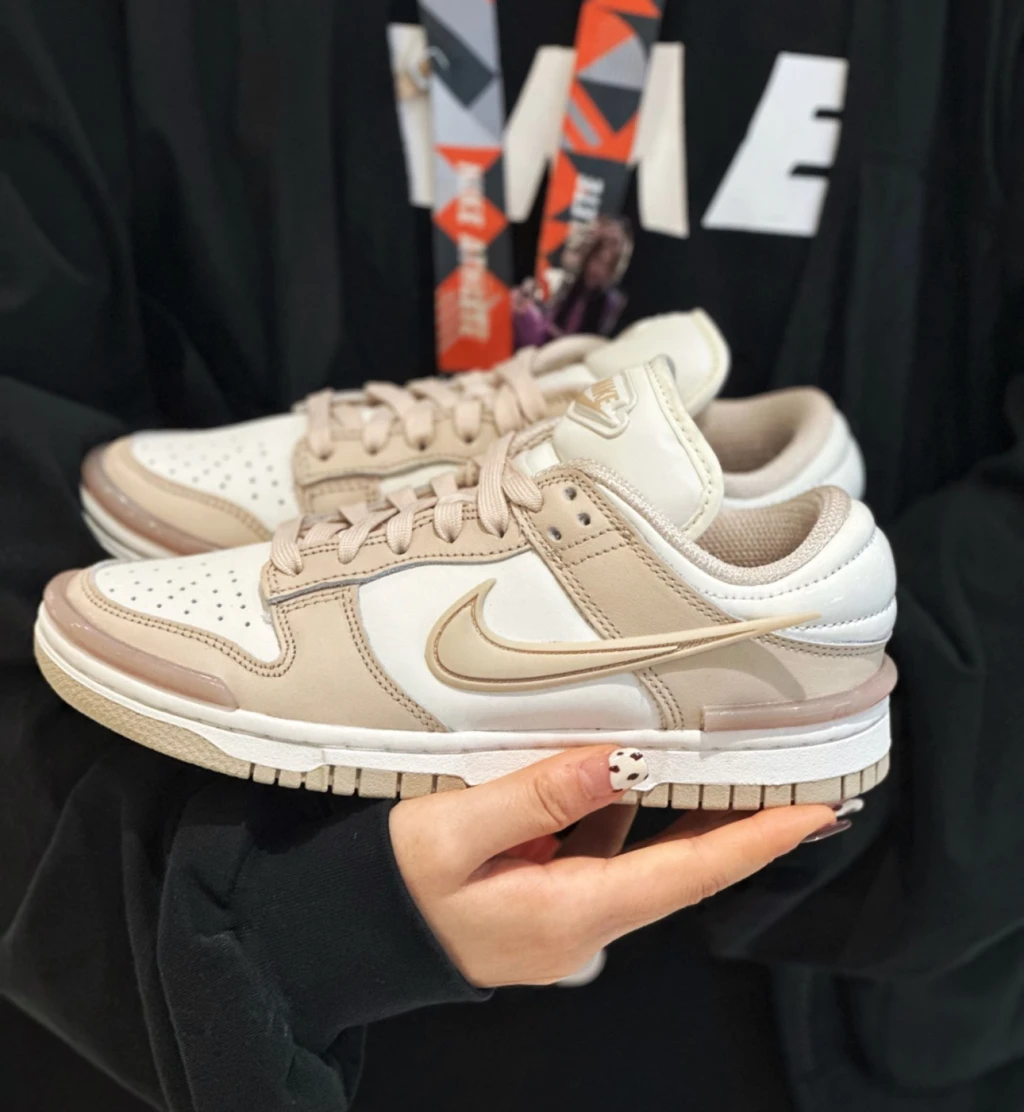 Nike Dunk Low Twist Sanddrift 奶茶色 沙色 卡其色 飛鉤 小Ambush ( DZ2794-102 )